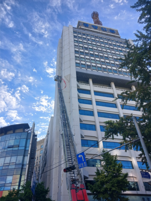 공공운수노조 간부, 경향신문사 빌딩서 밧줄 매달려 고공시위…“부당징계 철회하라”