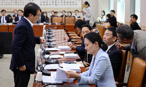 여성 지지율 폭락에도…민주당, 미성년 성폭력 피해자 보호 외면했다