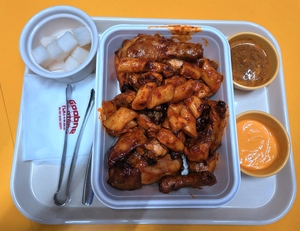 [현장] 생닭 손질부터 시식까지…굽네 ‘파기름떡볶이 치킨’ 구워보니