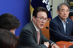 민주 ‘지역·국정과제’ 챙기기 vs 국힘 ‘李정권 실정’ 대국민 보고회
