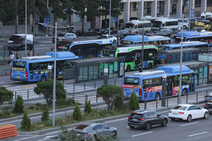 서울 시내버스 노사 임금 3.2% 인상 합의…파업 철회·첫차 정상운행