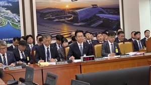 [2026 국감] 전용기 “1125명 탄 KTX, 최대 승차인원 초과”…명절 안전관리 질타