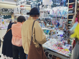 [트렌드 왜이래] 중장년 템 취급 받던 ‘옥’, 외국인도 사는 인기템 부상
