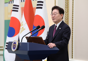 李대통령 지지율 35.2% 2주 연속 하락…국민의힘·민주당 오차內 ‘역전’
