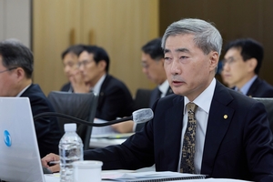 신현송 “주요국보다 먼저 매파 전환”…추가 금리 인상 시사 [2026 국감]