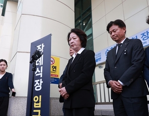 추미애 ‘소방 재정 빨대’ 발언 사과…부천 화재 순직 소방관 조문