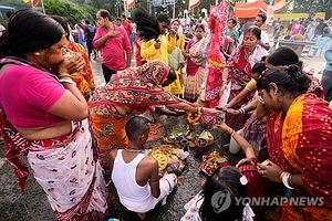 ‘이태원 참사 판박이’ 인도 힌두교 축제 최소 19명 사망