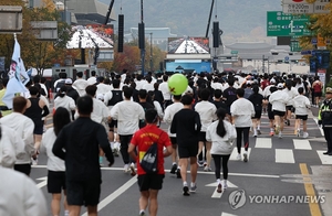 주말 서울 도로 마비시키는 마라톤…“길을 열어다오”