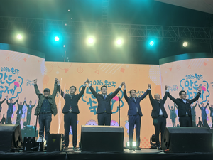 원주만두축제 개막 첫날부터 인산인해…원주천 낙화에 환호