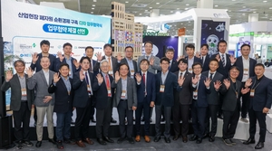 KCC, 폐안전모 기부로 자원 순환 동참…재활용 안전모로 재탄생