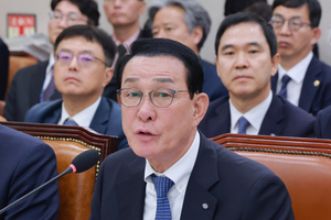 “회장은 떠날 조합장이 뽑고, 대출 책임은 직원이 지고”…수협중앙회 뭇매 [2026 국정감사]