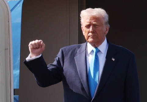 트럼프, 김해공항 입국…‘주먹 불끈’ 첫 인사