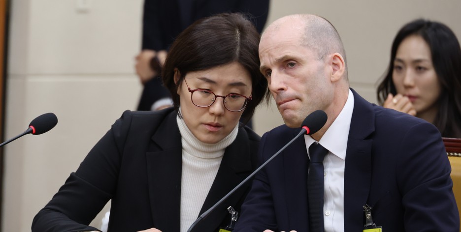 ‘김범석 없는’ 쿠팡 청문회...외국인대표 ‘동문서답’ 눈총