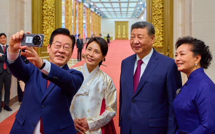 넥타이 맞추고 셀카까지…이재명·시진핑 ‘거리 좁히기’