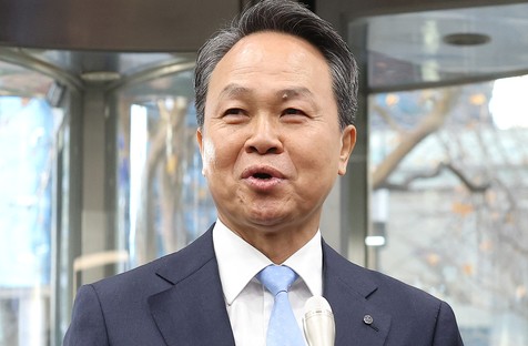 진옥동 신한지주 회장, ‘11% 반대’ 이번엔 넘나