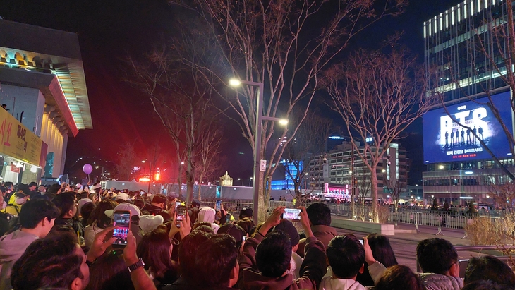 [현장] BTS ‘컴백’ 광화문 ‘들썩’…관람석 밖 시민들은 ‘아쉬움’