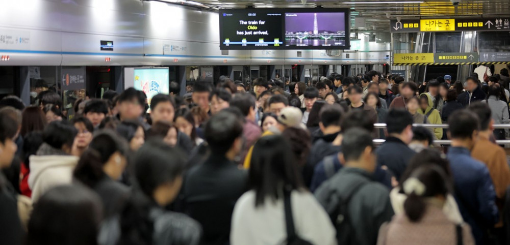 석유경보 후 지하철 혼잡 3배 급증…범정부 대책 가동