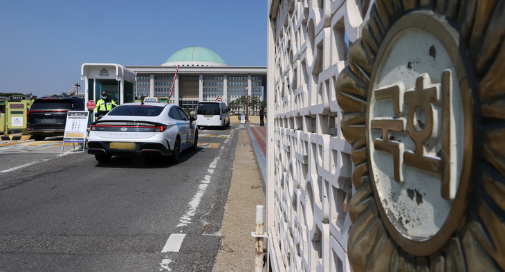 [단독] 국회 5부제 ‘무색’…등록 4대 중 1대 ‘프리패스’