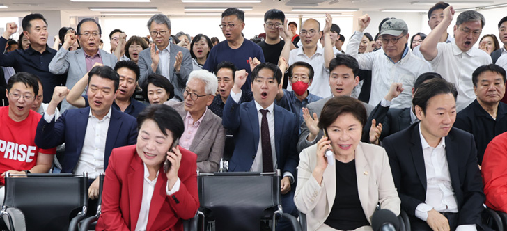 吳, 밤새 뒤지다 새벽 역전…캠프 “가즈아” 환호