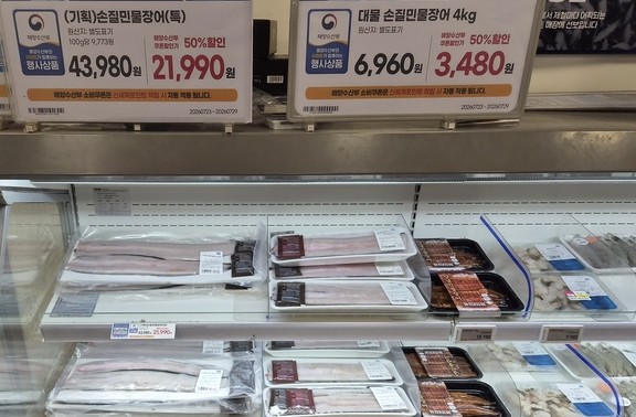 [가격 왜이래] “이러다 다 죽어” 여름 보양식 ‘장어’ 가격 폭락의 역설