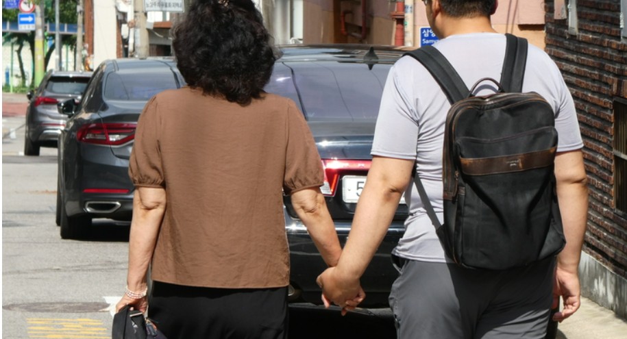 돌봤던 아들에게 일자리가 생겼다…가족이 살아났다