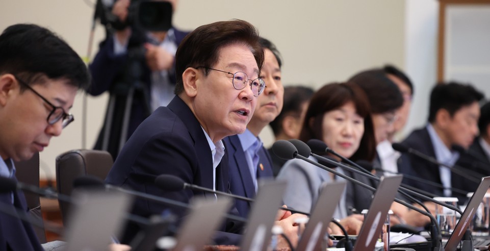 부동산·경제 악재에 핵심 지지층 흔들…‘레임덕’ 경고등