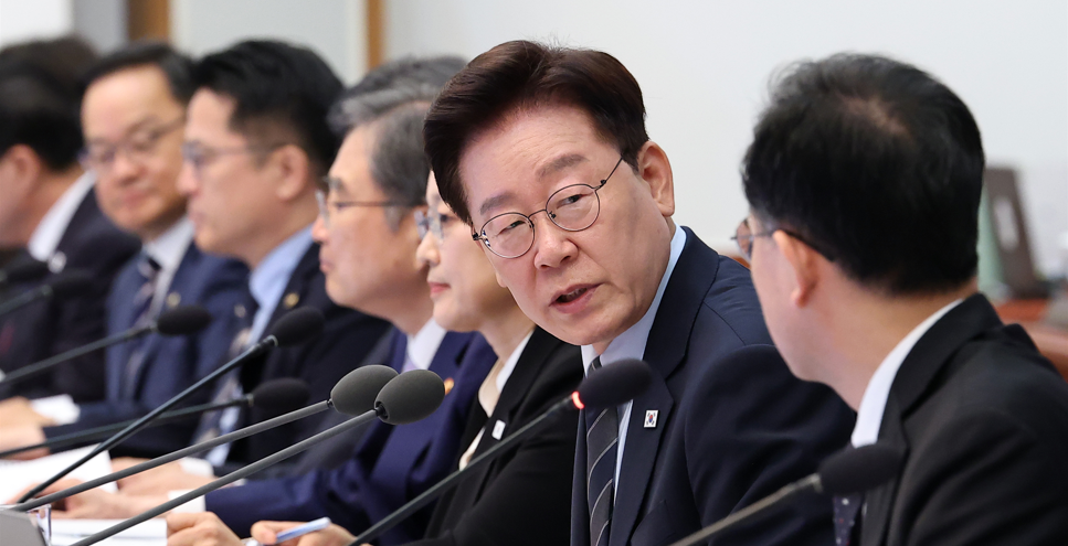 ‘국면 전환용’ 개각도 역부족…李 지지율 37.4% ‘최저치’
