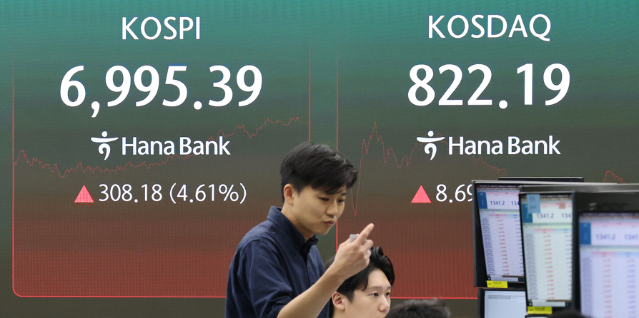 코스피, 7000선 목전에 뒀다…반도체 훈풍 4.6% 급등