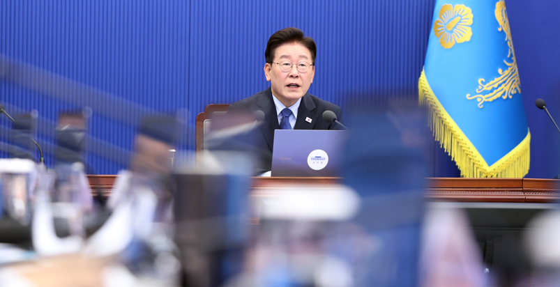 李지지율 33.8%, 최저치…민주 36.1% 국힘 42.1%