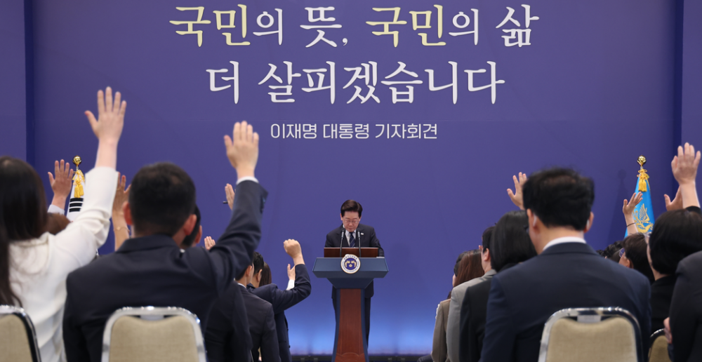 李 기자회견 ‘잘못했다’ 57.7%…연임 개헌 논란 지속