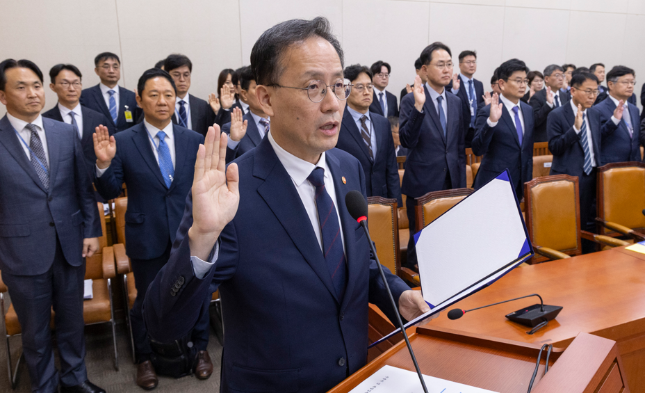 이형일 부총리 “초과세수, 국고채 발행 추가 축소 검토”