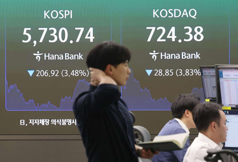 “주식도 코인도 못 믿겠다”…코스피 이달에만 16%↓